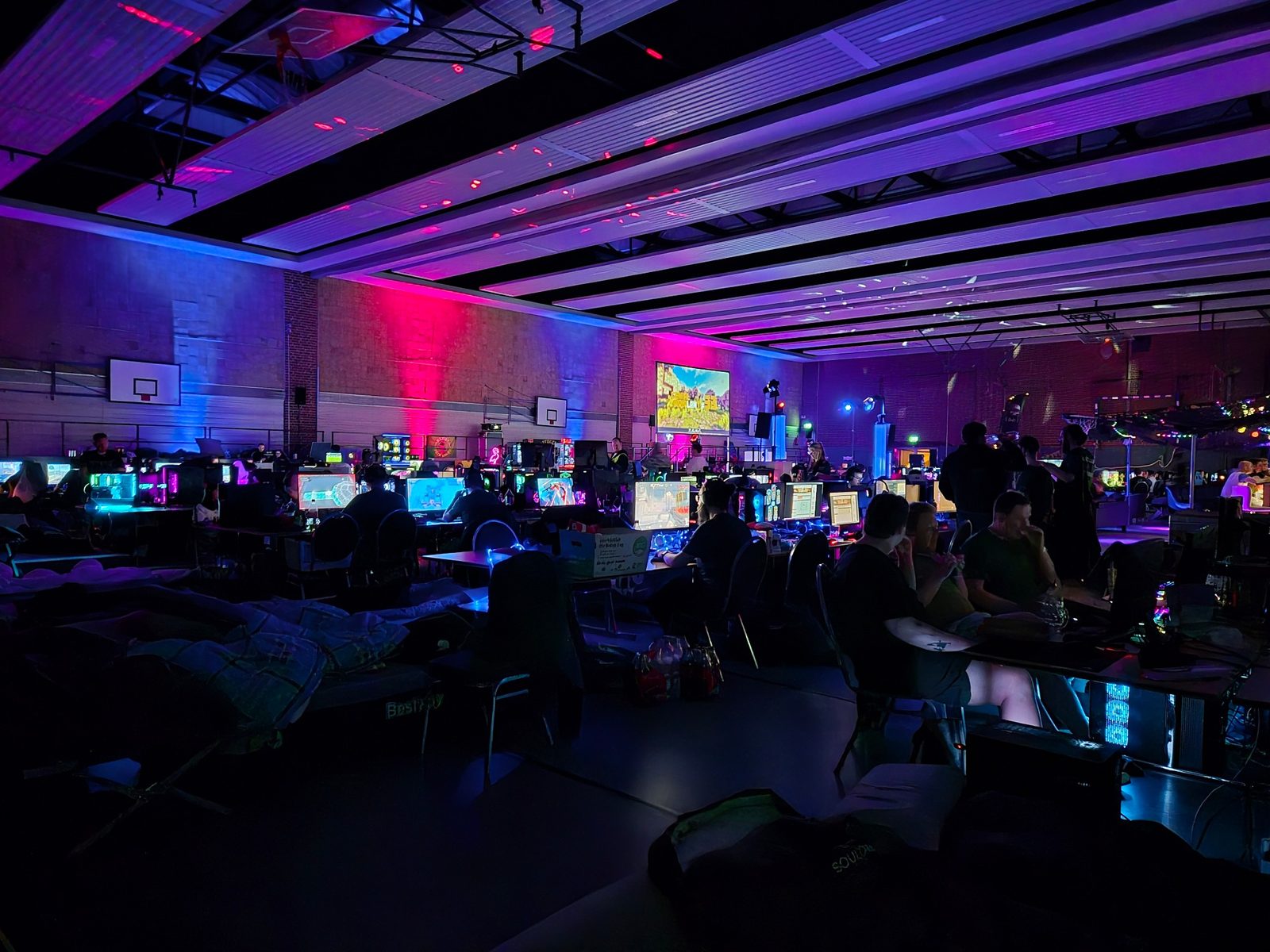 Impression von der LAN-Party - Gaming-Setup mit leuchtenden PCs