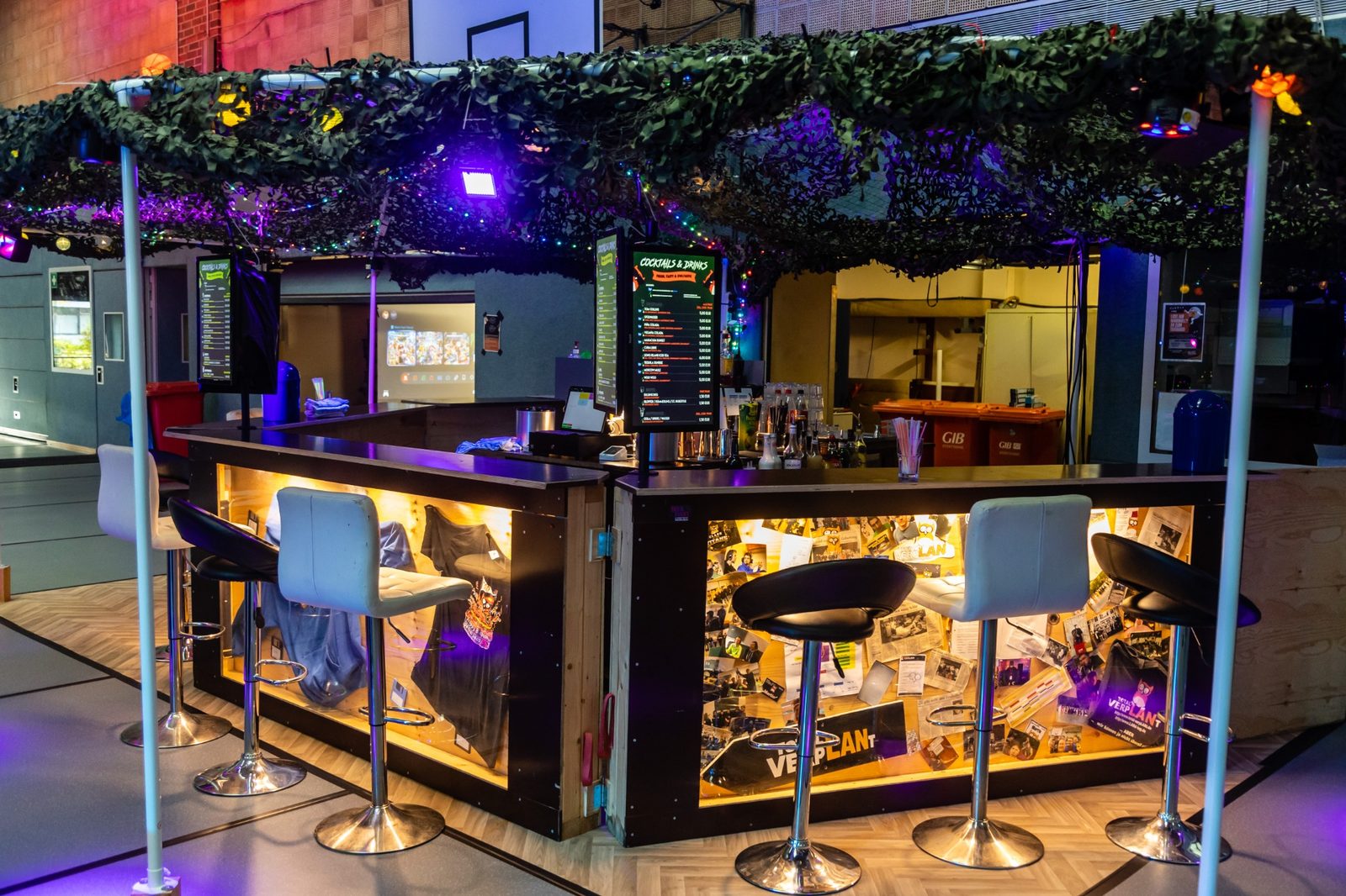 Atmosphäre bei der LAN-Party - Halle voller Gamer